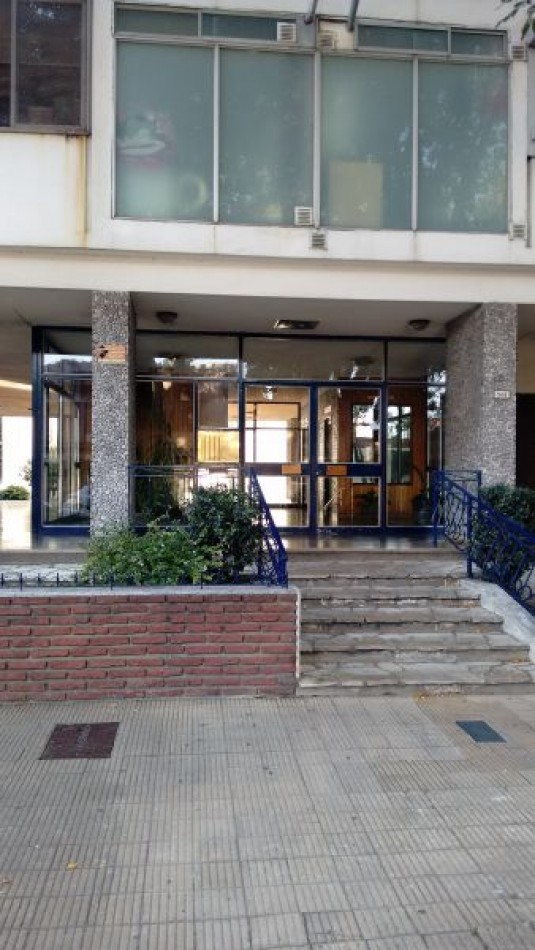 VERSALLES,3AMB,FRENT,BALCON,BAULERA, MUY BUEN ESTADO/UBICACION,LUMINOSO, AMPLIO,EDIFICIO TORRE, 