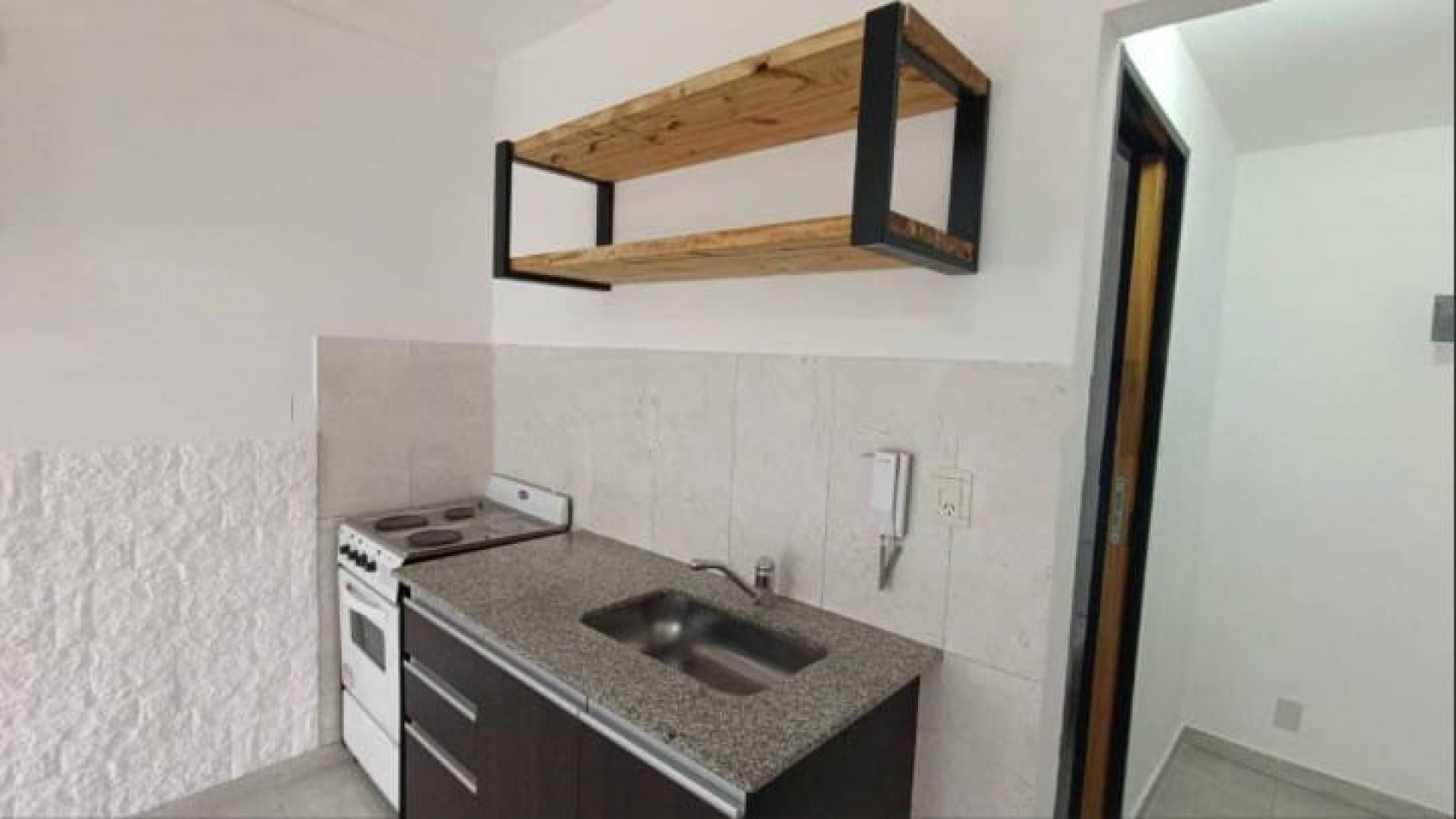CASTELAR PH EN VENTA CON PATIO Y COCHERA APTO PROFESIONAL Y APTO CREDITO UN AMBIENTE.
