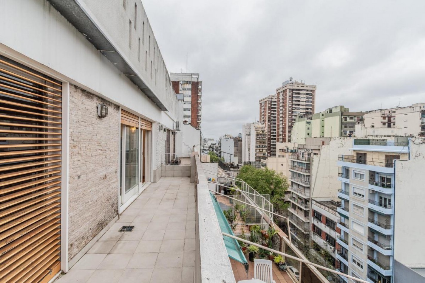 FLORES NORTE,4AMBIENTES, FRENTE, BALCON, COCHERA,BALCON, SUPERLUMINOSO, MUY B/ESTADO Y UBICACION, SUPERLUMINOSO