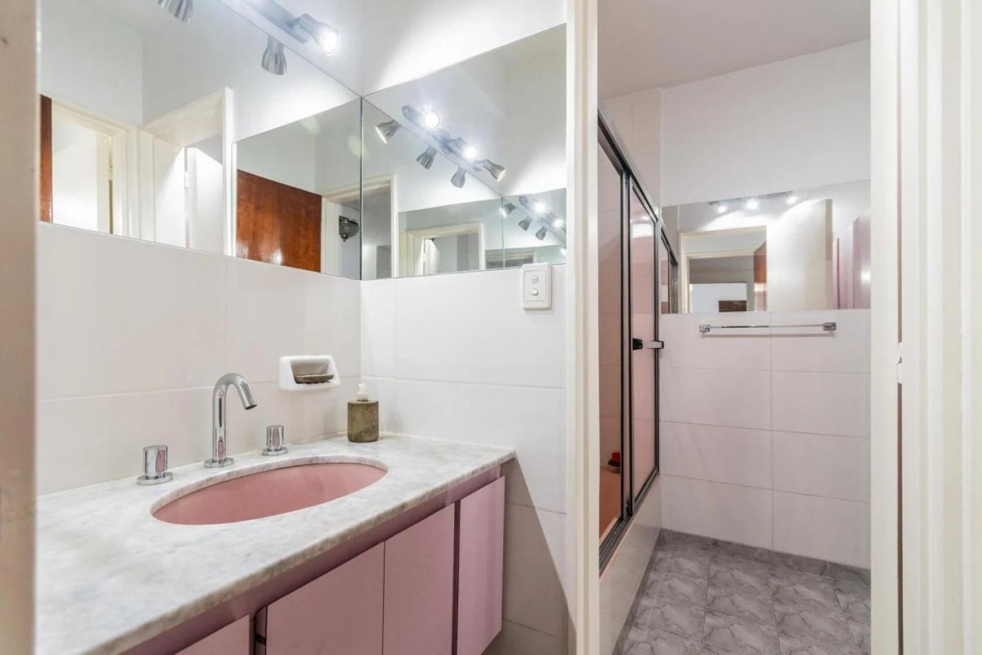 FLORES NORTE,4AMBIENTES, FRENTE, BALCON, COCHERA,BALCON, SUPERLUMINOSO, MUY B/ESTADO Y UBICACION, SUPERLUMINOSO