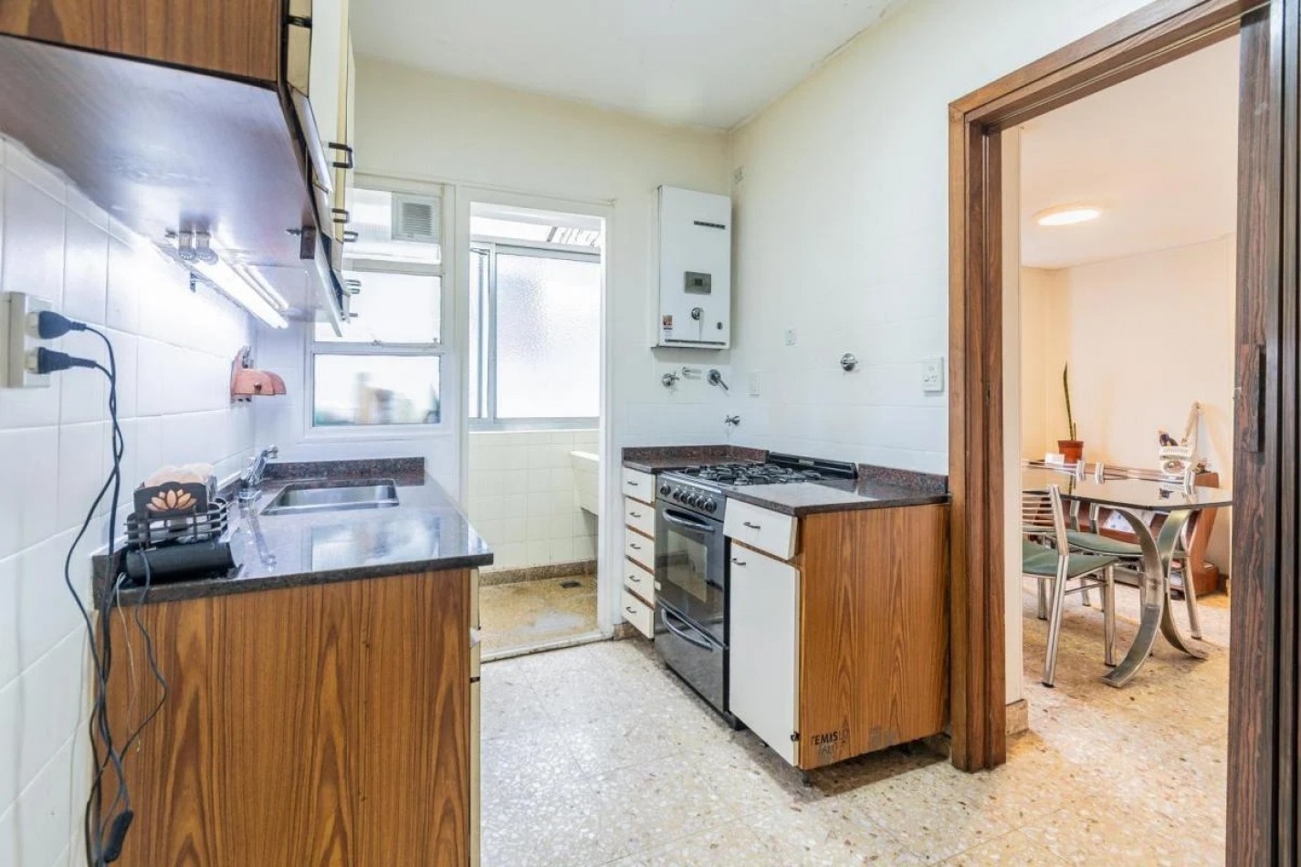 FLORES NORTE,4AMBIENTES, FRENTE, BALCON, COCHERA,BALCON, SUPERLUMINOSO, MUY B/ESTADO Y UBICACION, SUPERLUMINOSO