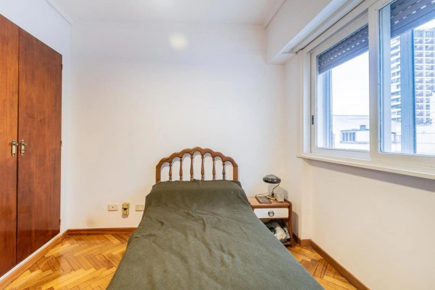 FLORES NORTE,4AMBIENTES, FRENTE, BALCON, COCHERA,BALCON, SUPERLUMINOSO, MUY B/ESTADO Y UBICACION, SUPERLUMINOSO