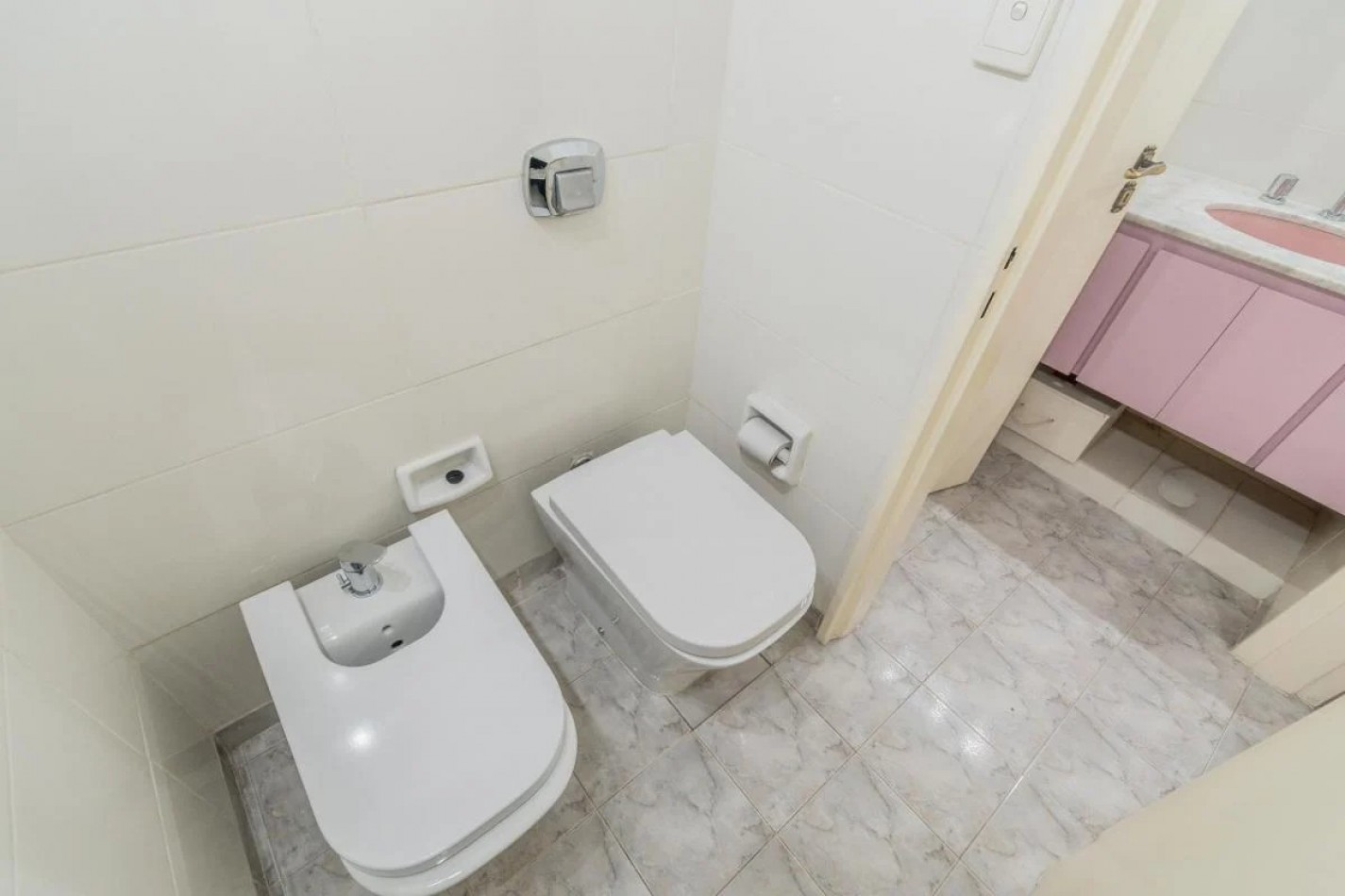 FLORES NORTE,4AMBIENTES, FRENTE, BALCON, COCHERA,BALCON, SUPERLUMINOSO, MUY B/ESTADO Y UBICACION, SUPERLUMINOSO