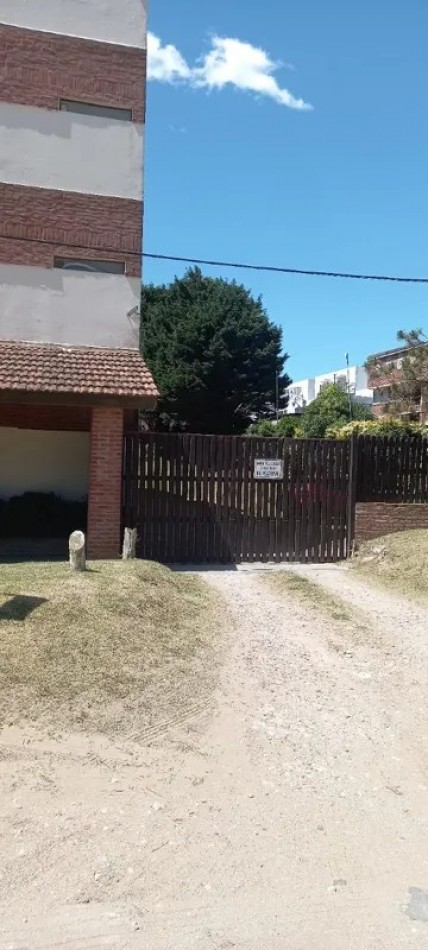 PINAMAR, DEPARTAMENTO DE 3 AMBIENTES COCHERA , EXCELENTE ESTADO GENERAL, MUY BUENA UBICACION, METROS DEL MAR