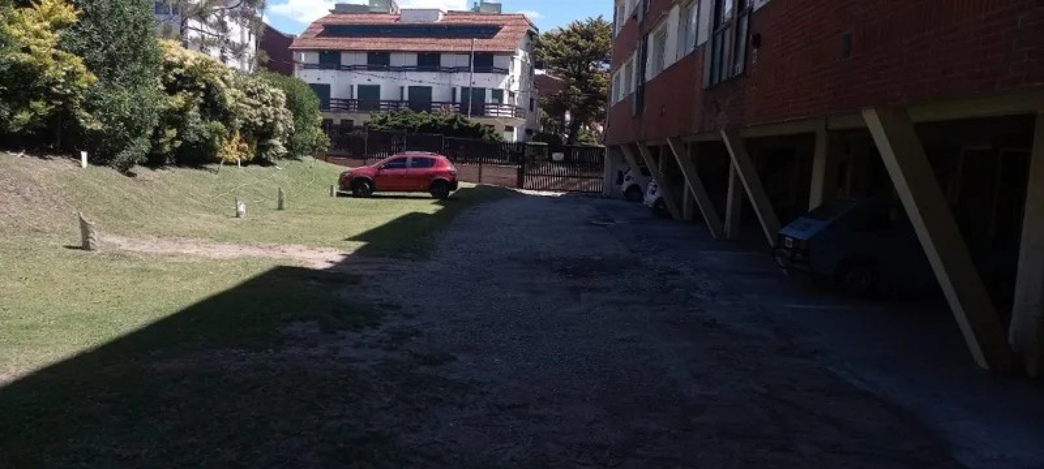 PINAMAR, DEPARTAMENTO DE 3 AMBIENTES COCHERA , EXCELENTE ESTADO GENERAL, MUY BUENA UBICACION, METROS DEL MAR