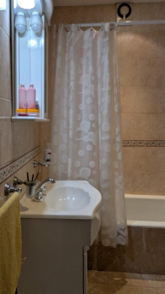 SAN CRISTOBAL,3AMB,SEMIPISO CON DEPENDENCIA, EXCELENTE ESTADO Y UBICACION, CON  PATIO, EXCELENTE SUBTES H Y E