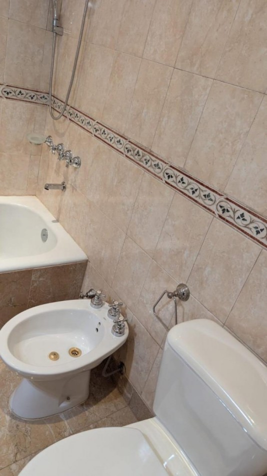 SAN CRISTOBAL,3AMB,SEMIPISO CON DEPENDENCIA, EXCELENTE ESTADO Y UBICACION, CON  PATIO, EXCELENTE SUBTES H Y E