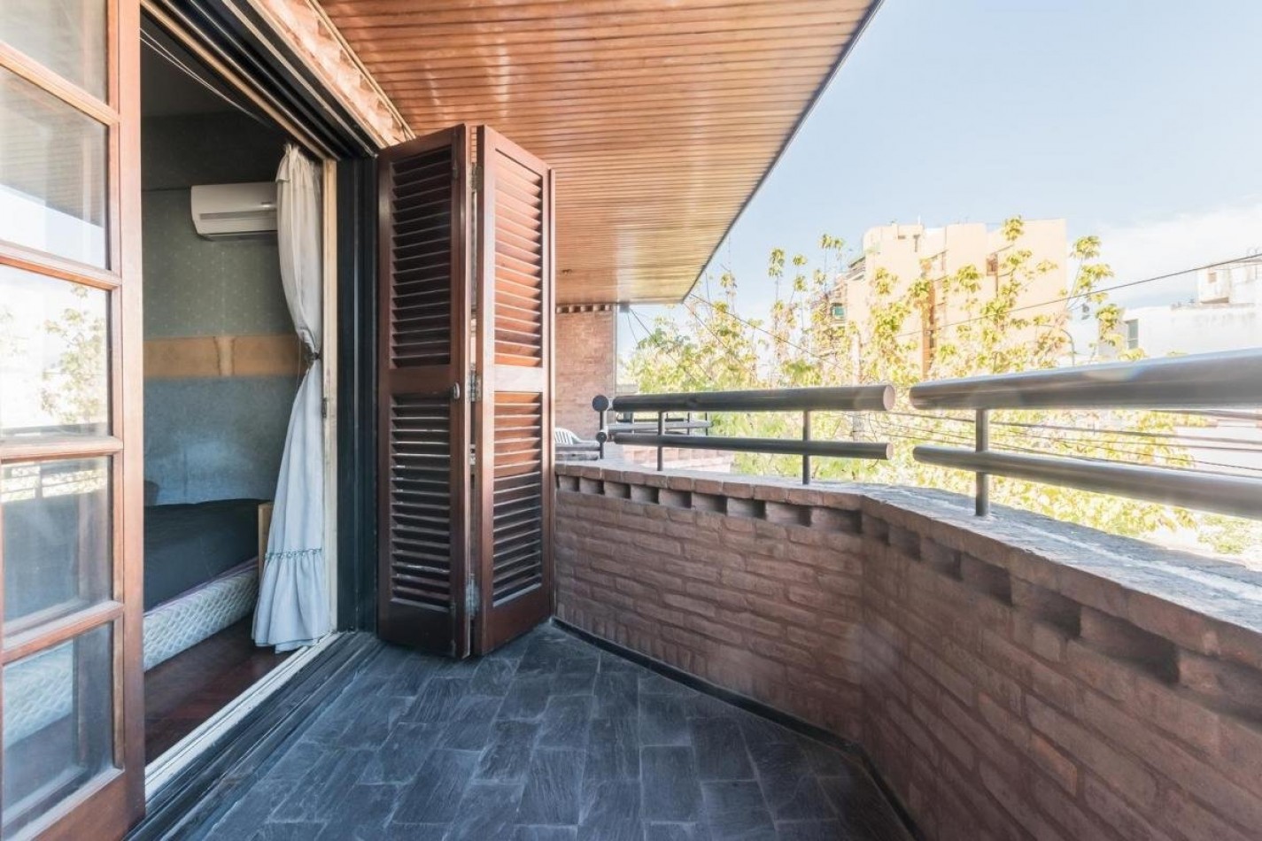  P.CHACABUCO, TRIPLEX,5AMB. C/ Cocheras y PILETA ,AMPLIO METRAJE, BUENAS ARTERIAS DE ACCESO, EXCELENTE UBICACION Y ESTADO GENERAL 