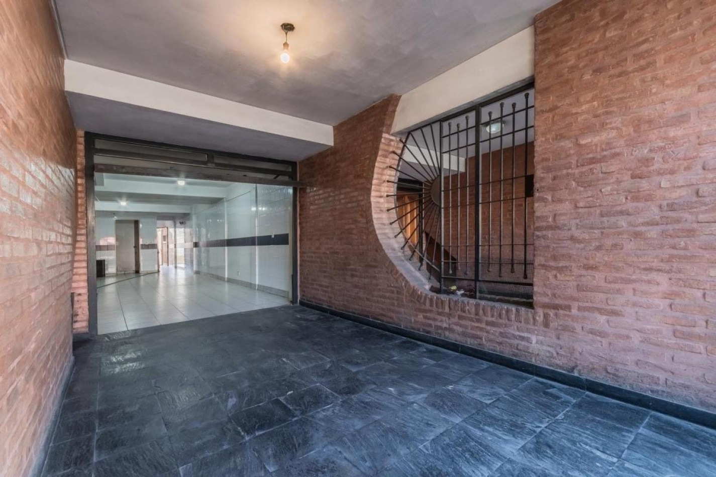  P.CHACABUCO, TRIPLEX,5AMB. C/ Cocheras y PILETA ,AMPLIO METRAJE, BUENAS ARTERIAS DE ACCESO, EXCELENTE UBICACION Y ESTADO GENERAL 