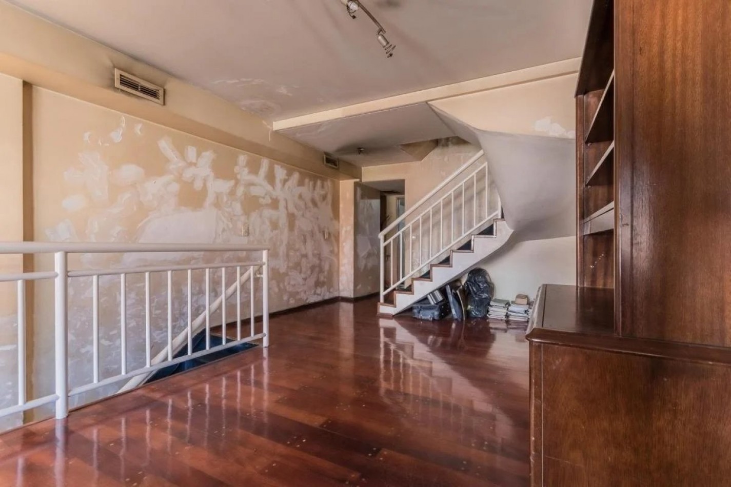  P.CHACABUCO, TRIPLEX,5AMB. C/ Cocheras y PILETA ,AMPLIO METRAJE, BUENAS ARTERIAS DE ACCESO, EXCELENTE UBICACION Y ESTADO GENERAL 