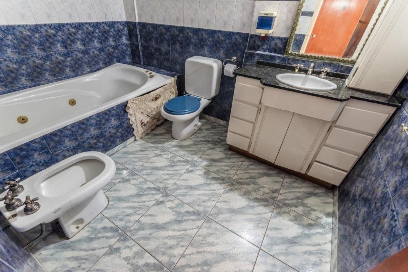  P.CHACABUCO, TRIPLEX,5AMB. C/ Cocheras y PILETA ,AMPLIO METRAJE, BUENAS ARTERIAS DE ACCESO, EXCELENTE UBICACION Y ESTADO GENERAL 