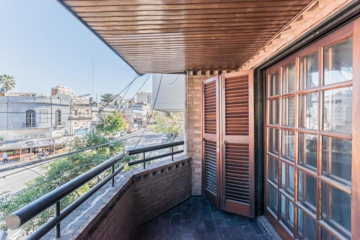  P.CHACABUCO, TRIPLEX,5AMB. C/ Cocheras y PILETA ,AMPLIO METRAJE, BUENAS ARTERIAS DE ACCESO, EXCELENTE UBICACION Y ESTADO GENERAL 