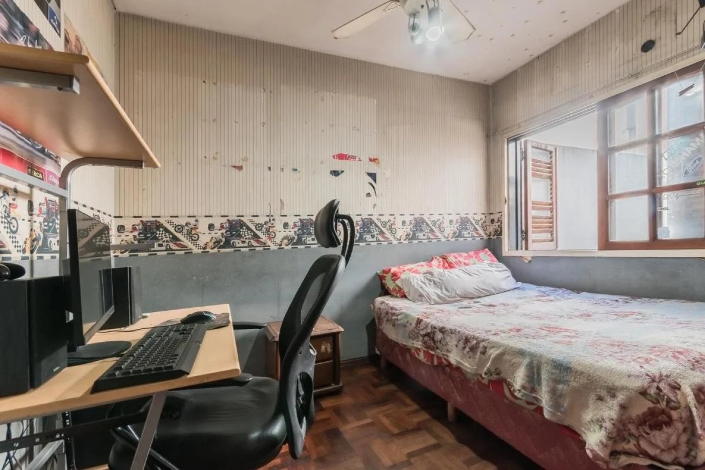  P.CHACABUCO, TRIPLEX,5AMB. C/ Cocheras y PILETA ,AMPLIO METRAJE, BUENAS ARTERIAS DE ACCESO, EXCELENTE UBICACION Y ESTADO GENERAL 