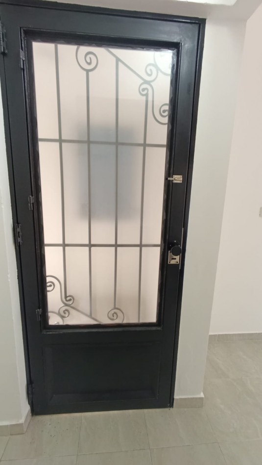 CASTELAR, 1AMBIENTE, DIVISBLE AMPLIO APTO CREDITO,COCHERA,APTO PROFESIONAL, LUMINOSO,UN CHICHE, MUY BUEN ESTADO Y UBICACION, OPORTUNIDAD 