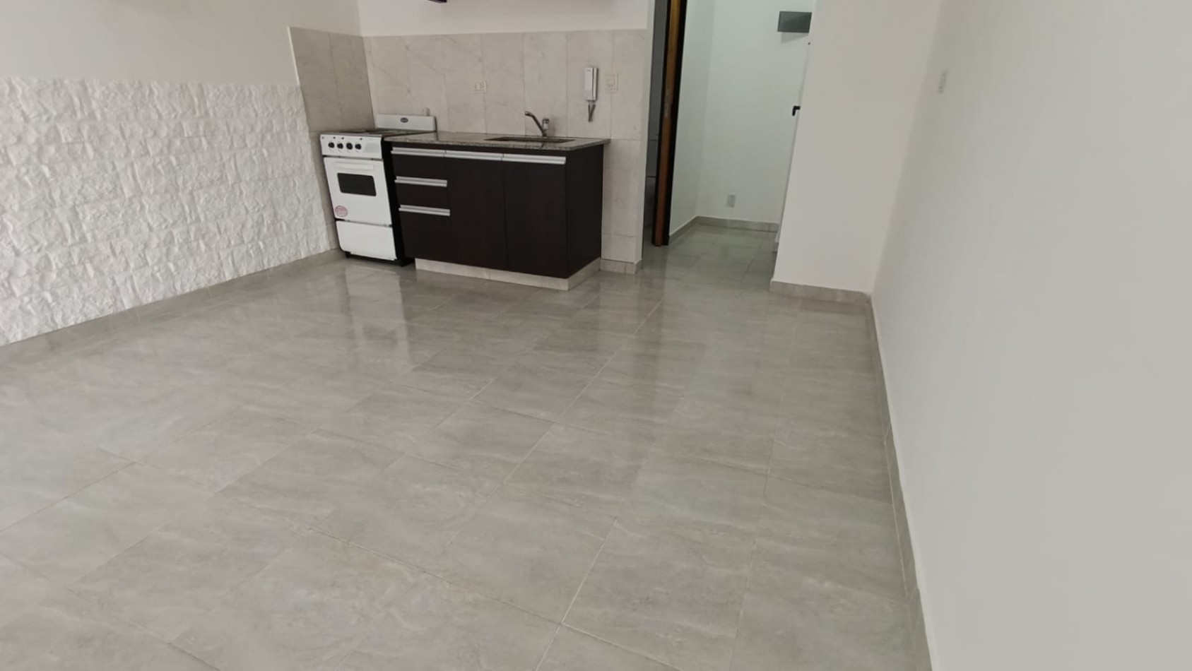 CASTELAR, 1AMBIENTE, DIVISBLE AMPLIO APTO CREDITO,COCHERA,APTO PROFESIONAL, LUMINOSO,UN CHICHE, MUY BUEN ESTADO Y UBICACION, OPORTUNIDAD 