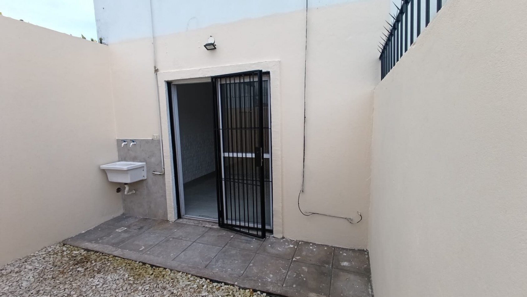 CASTELAR, 1AMBIENTE, DIVISBLE AMPLIO APTO CREDITO,COCHERA,APTO PROFESIONAL, LUMINOSO,UN CHICHE, MUY BUEN ESTADO Y UBICACION, OPORTUNIDAD 