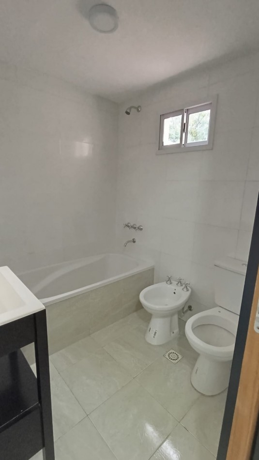 CASTELAR, 1AMBIENTE, DIVISBLE AMPLIO APTO CREDITO,COCHERA,APTO PROFESIONAL, LUMINOSO,UN CHICHE, MUY BUEN ESTADO Y UBICACION, OPORTUNIDAD 