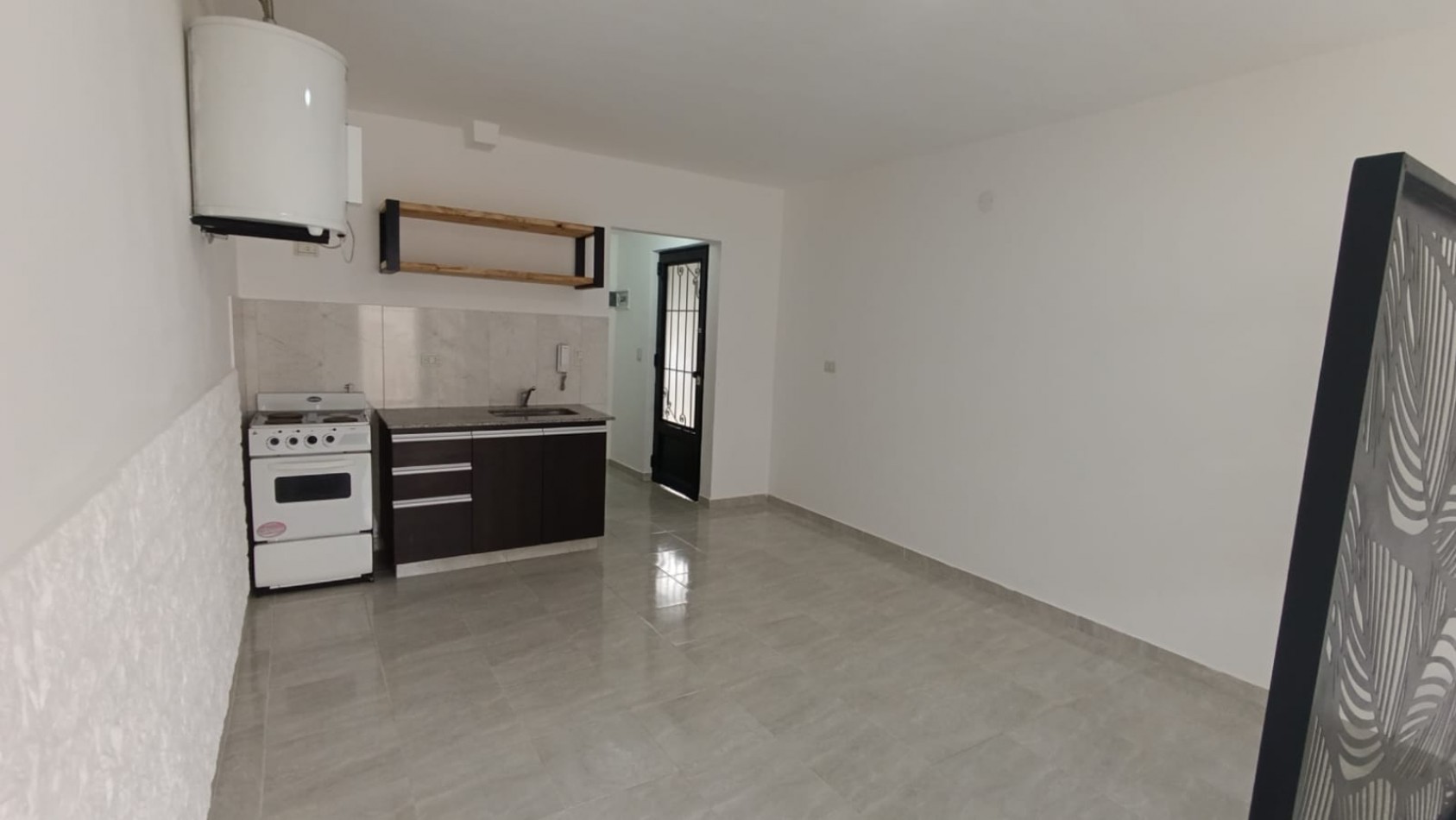 CASTELAR, 1AMBIENTE, DIVISBLE AMPLIO APTO CREDITO,COCHERA,APTO PROFESIONAL, LUMINOSO,UN CHICHE, MUY BUEN ESTADO Y UBICACION, OPORTUNIDAD 