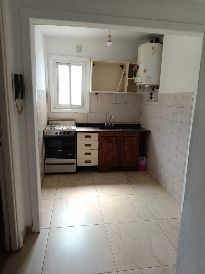 Flores,,3ambientes,contrafrente,excelente ubicacion,muy buen estado general, zona comercial/residencial