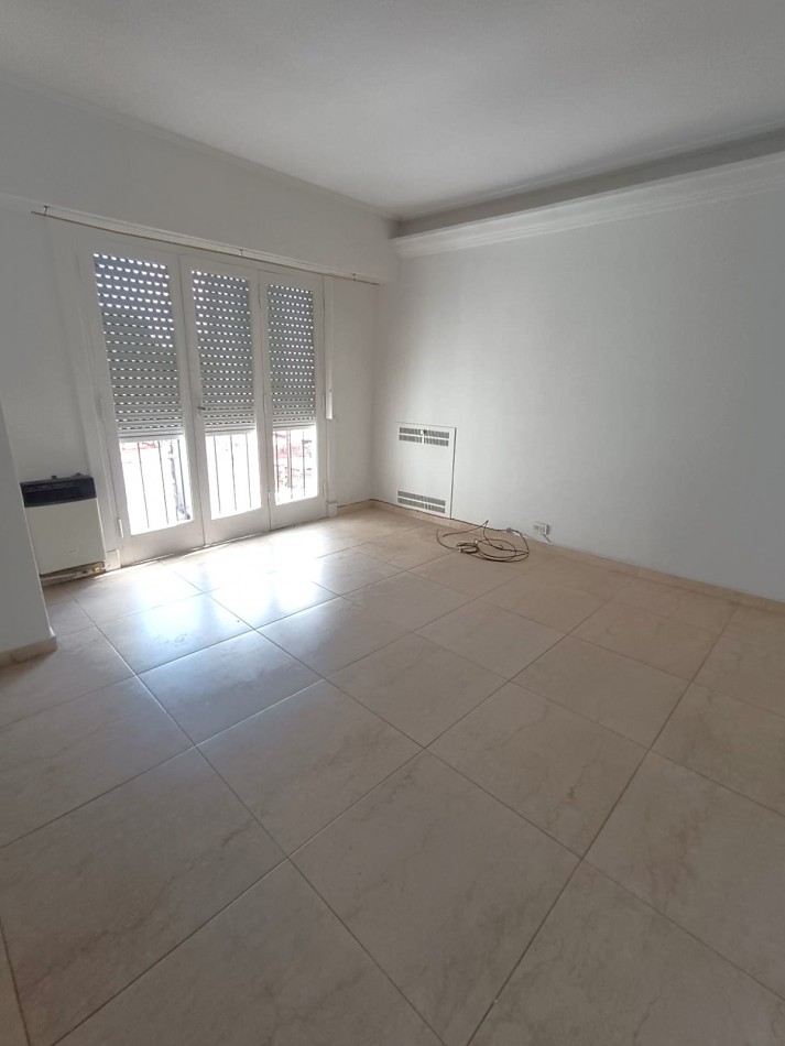 Flores,,3ambientes,contrafrente,excelente ubicacion,muy buen estado general, zona comercial/residencial