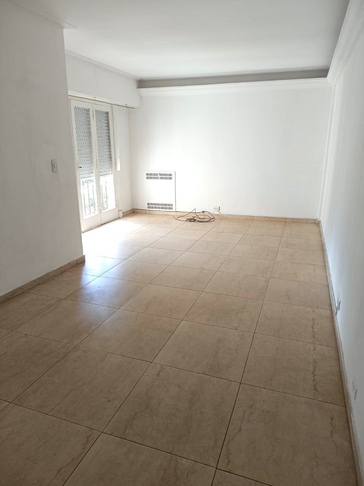 Flores,,3ambientes,contrafrente,excelente ubicacion,muy buen estado general, zona comercial/residencial