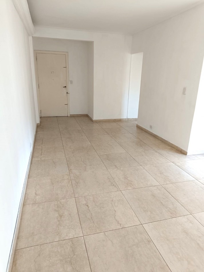 Flores,,3ambientes,contrafrente,excelente ubicacion,muy buen estado general, zona comercial/residencial