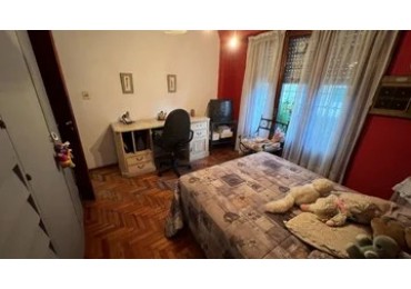 FLORES, CASA E/VENTA 6 AMBIENTES 2 PLANTAS, EXCELENTE ESTADO, CONFORT, FINOS DETALLES, 2 PLANTAS, TERRAZA,COCHERA, MUY BUENA UBICACION, AMPLIO METRAJE, CERCANO AVENIDAS, 