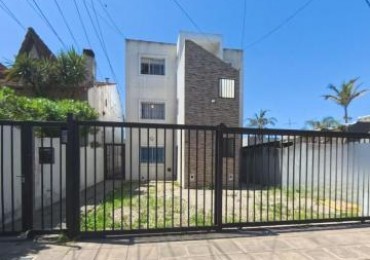 CASTELAR, MONOAMBIENTE, VIVIENDA, USO COMERCIAL, COCHERA, PATIO, METROS DE ACCESO OESTE, BUENAS CONDICIONES CONTRATO, OPORTUNIDAD